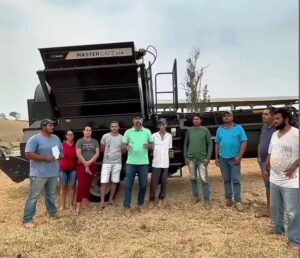 Vereador Flávio Ribeiro entrega máquina recolhedora de café para produtores rurais